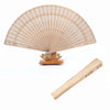 Ventilateur de main pliable en bois clair avec motif en treillis et une base en bois