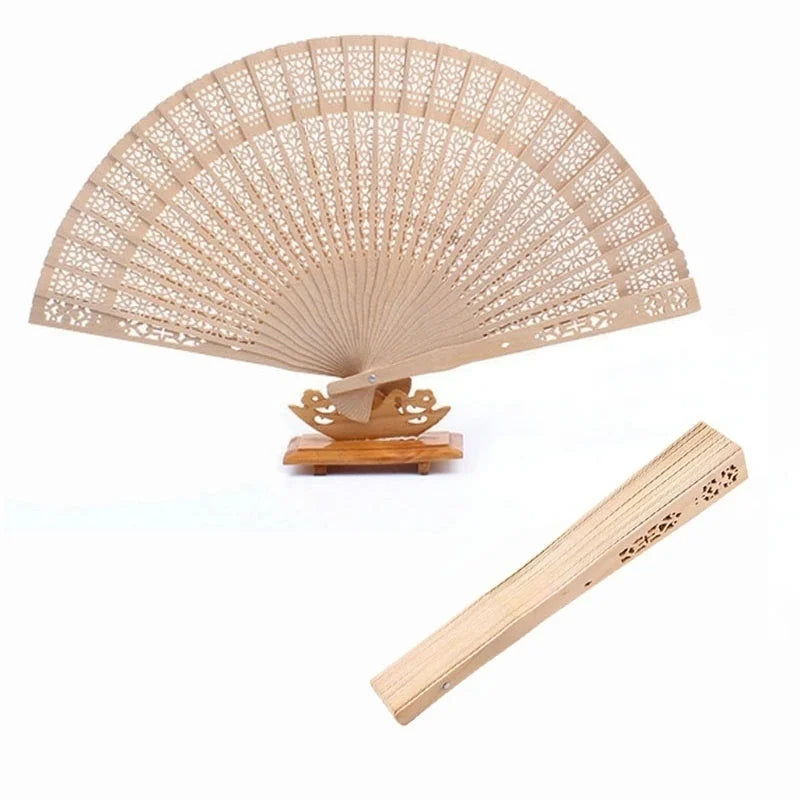 Ventilateur de main pliable en bois clair avec motif en treillis et une base en bois