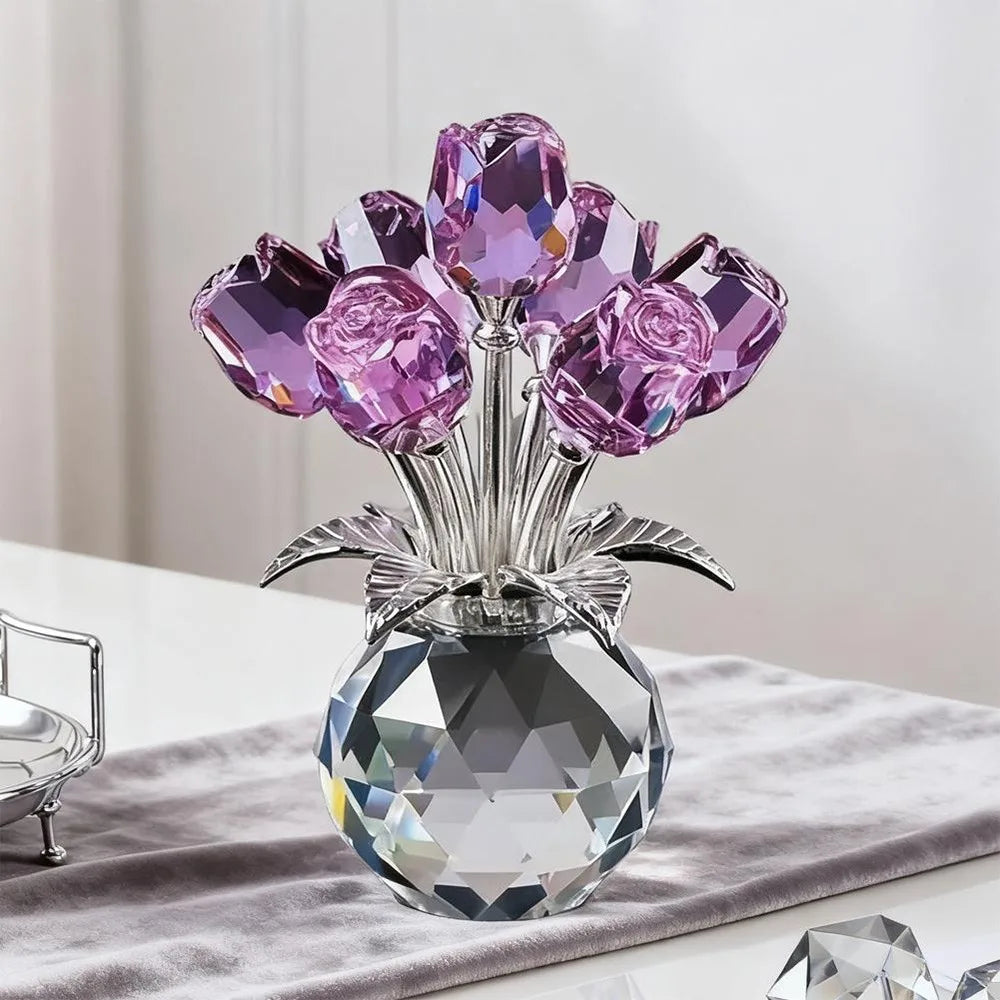 Kristallskulptur aus rosa und lila Rosen in einer Glasvase auf grauem Stoff.