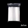 Bolsa de almacenamiento de plástico transparente con material blanco cilíndrico.
