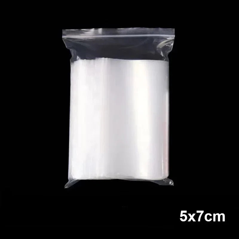 Bolsa de almacenamiento de plástico transparente con material blanco cilíndrico.