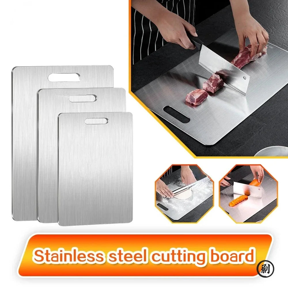 Tabla de cortar de acero inoxidable de doble cara con un cuchillo cortando carne sobre una superficie oscura.