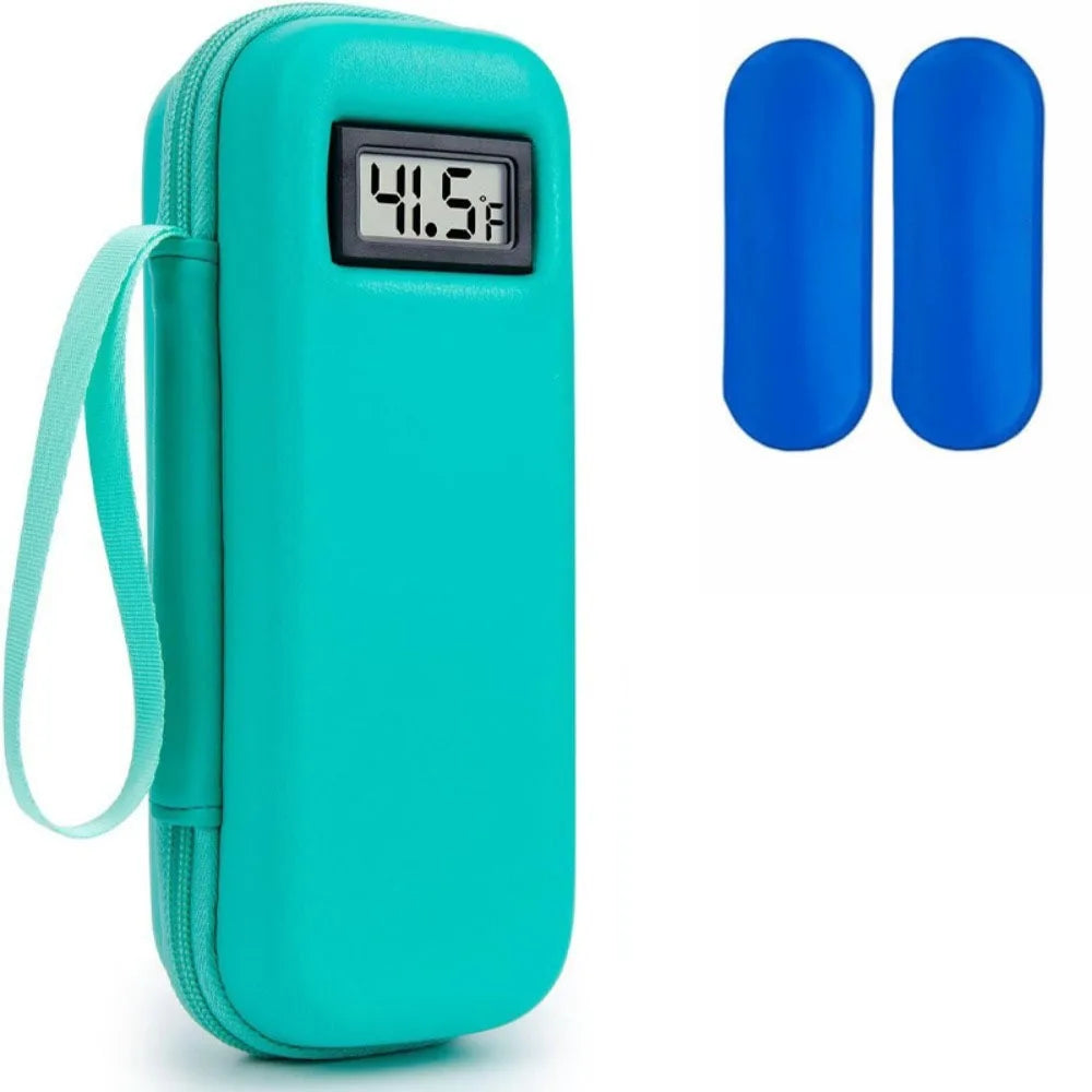 Türkis-Insulinkühler-Reiseetui mit digitaler Temperaturanzeige, neben zwei blauen Einsätzen.