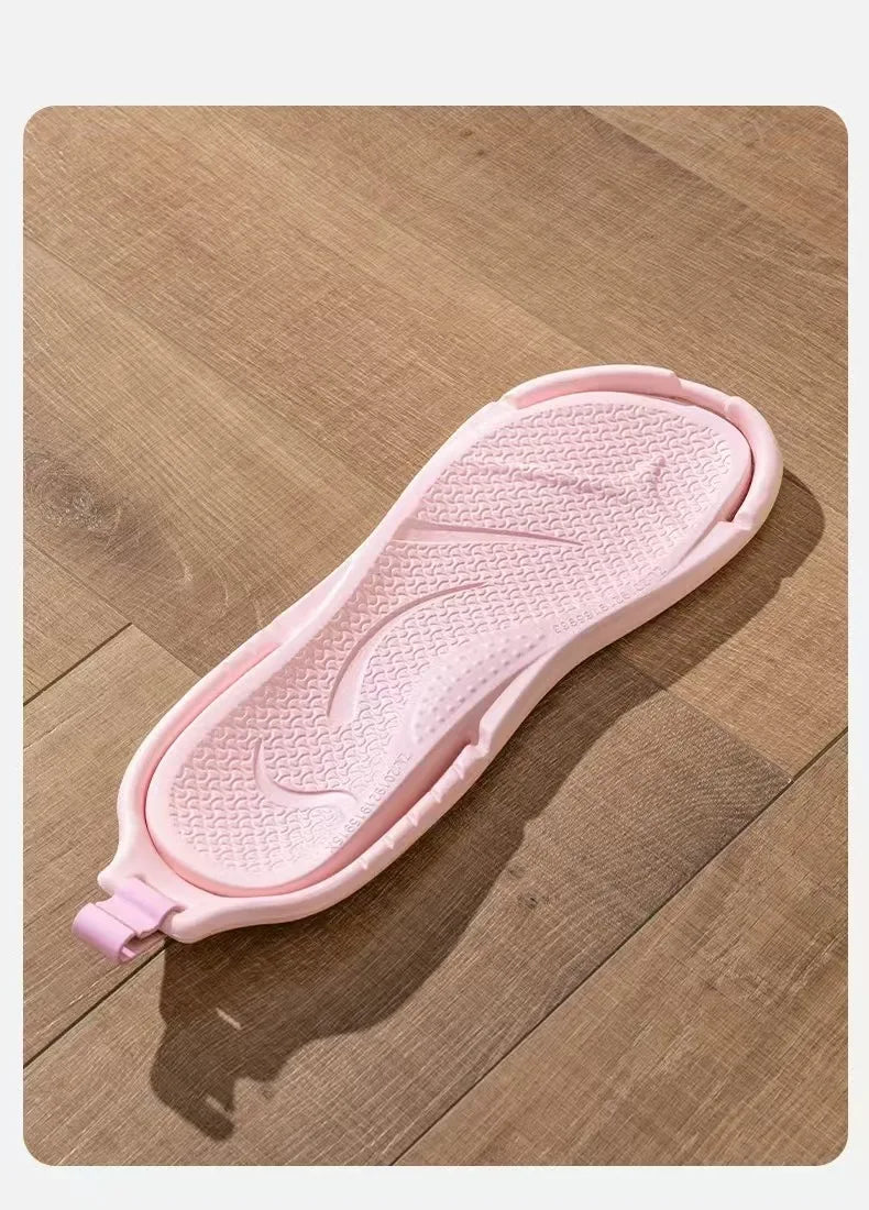Sandale en EVA rose pliable avec semelle texturée sur une surface en bois.