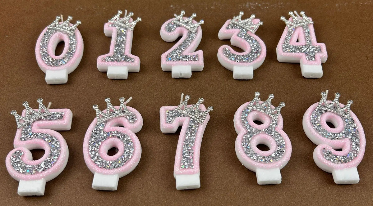 Ein Set dekorativer Strassenkuchenkerzen in Form der Zahlen 0 bis 9 in rosa und weiß.