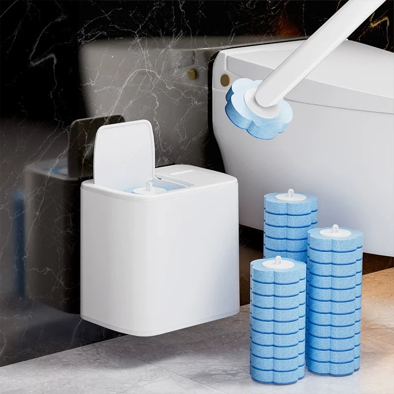 Un kit de brosse à toilettes jetable blanche à côté d'une cuvette de toilette blanche.