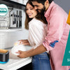 Un couple utilise un distributeur de savon pour les mains et la vaisselle noir multifonction pour nettoyer la cuisine.