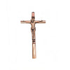 Pluma cruz de metal dorado rosa pulido con una figura de Cristo en la cruz.