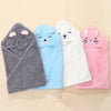 Ein Set aus vier weichen Baumwoll-Baby-Badehandtücher und -Swaddles in Grau, Blau, Weiß und Pink.