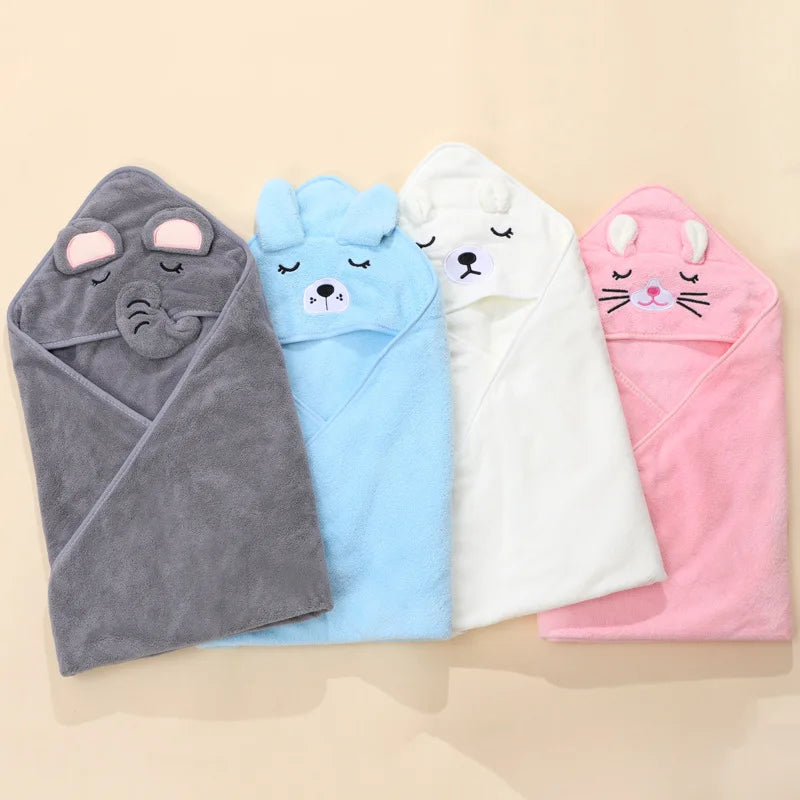 Ein Set aus vier weichen Baumwoll-Baby-Badehandtücher und -Swaddles in Grau, Blau, Weiß und Pink.