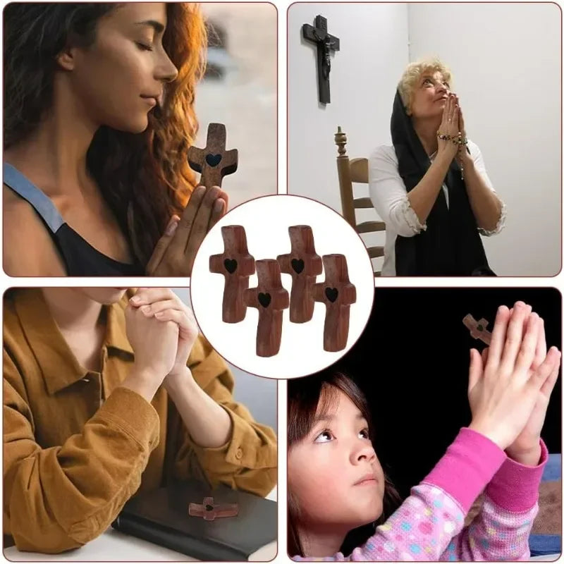 Collage de personnes priant avec de petites croix en bois, incluant une femme, un enfant et des mains jointes.