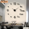 Schwarze 3D-abstrakte Wanduhr mit zwölf Stundenmarkierungen an einer weißen Wand über einem Esstisch.