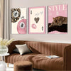 Ein Set aus drei gerahmten Leinwand-Kunstwerken mit Leoparden- und Gepardenmustern in rosa und natürlichen Tönen.