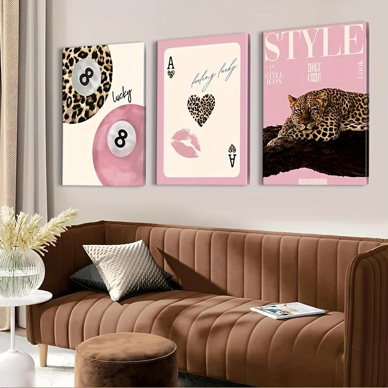 Ein Set aus drei gerahmten Leinwand-Kunstwerken mit Leoparden- und Gepardenmustern in rosa und natürlichen Tönen.