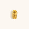 Nahaufnahme einer goldvergoldeten 3D-Blasenbuchstaben-Anhängerkette, Buchstabe B.