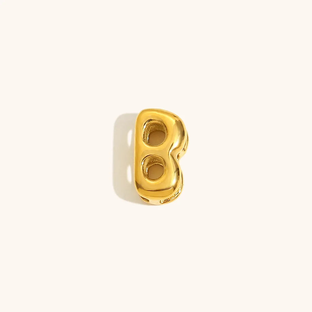 Nahaufnahme einer goldvergoldeten 3D-Blasenbuchstaben-Anhängerkette, Buchstabe B.