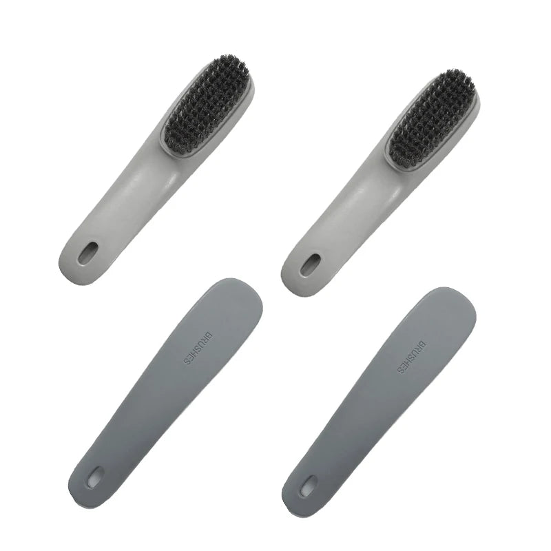 Un jeu de trois brosses multifonctionnelles grises pour chaussures et vêtements