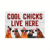 Rustiges Holzschild mit roter Schrift, das 'Cool Chicks Live Here' zeigt, mit mehreren Hühnern.