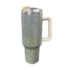 Taza aislada de acero inoxidable con pedrería, capacidad de 40oz, tapa transparente y asa beige.