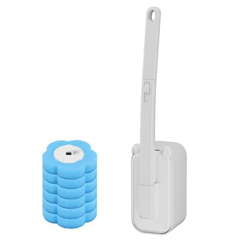 Balai de toilette jetable fixé au mur blanc avec long manche et tête de nettoyage.