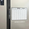 Monatlicher Planer Kalender mit Wochentagen und Gitterlinien auf dem Kühlschrank