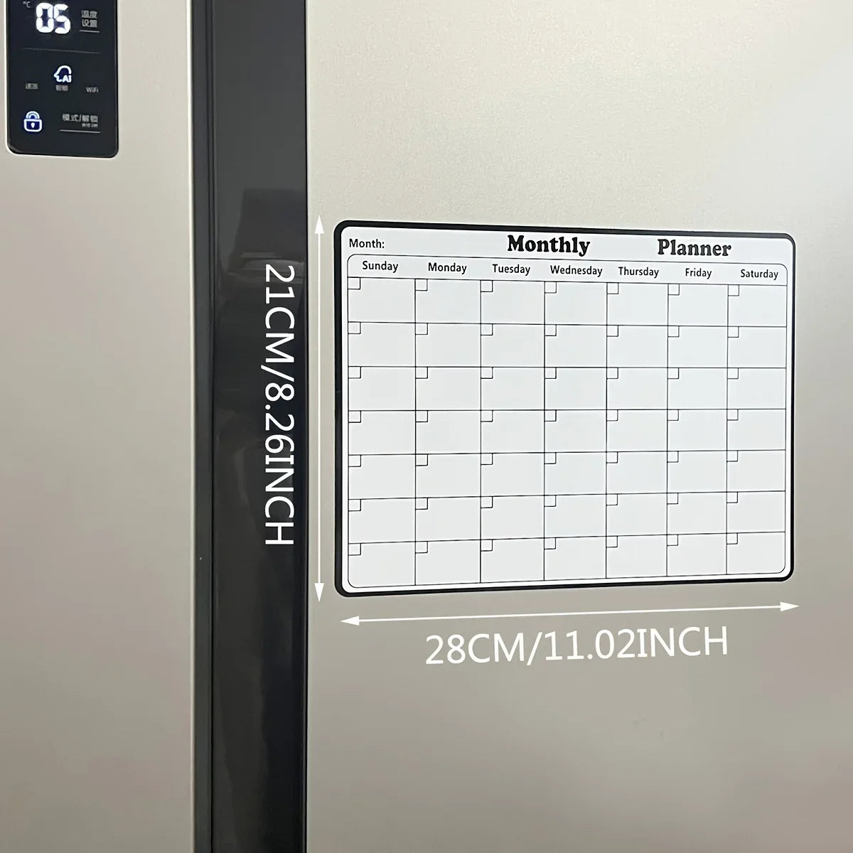 Monatlicher Planer-Kalender mit Wochentagen und Gitterlinien auf dem Kühlschrank