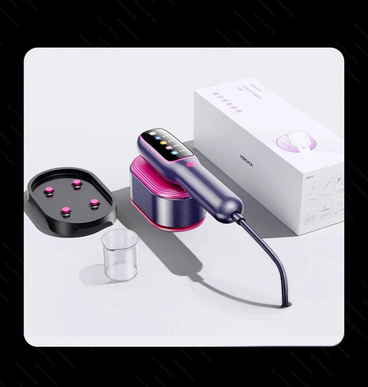 Un fer à vapeur portable pour vêtements violet et noir à côté de sa boîte d'emballage.