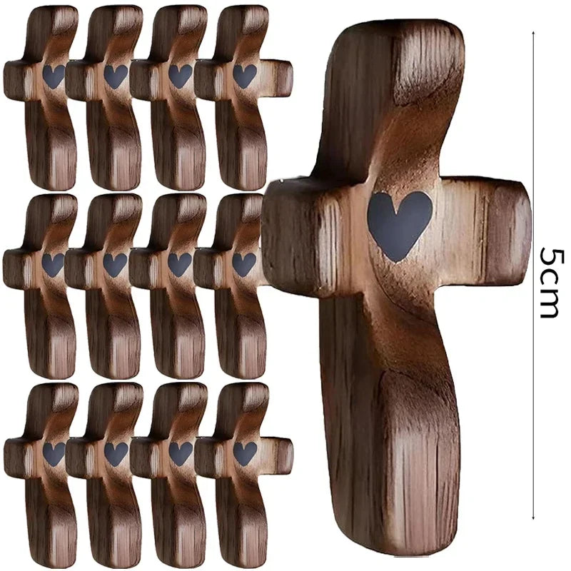 Un ensemble d'ornements de prière en croix en bois miniature, finition brun foncé.