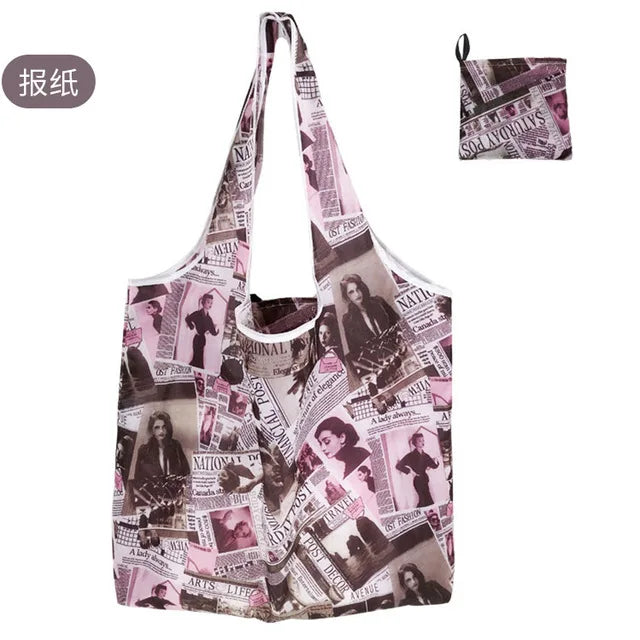Wiederverwendbare Tasche mit Collage aus Zeitungsartikeln und Text.