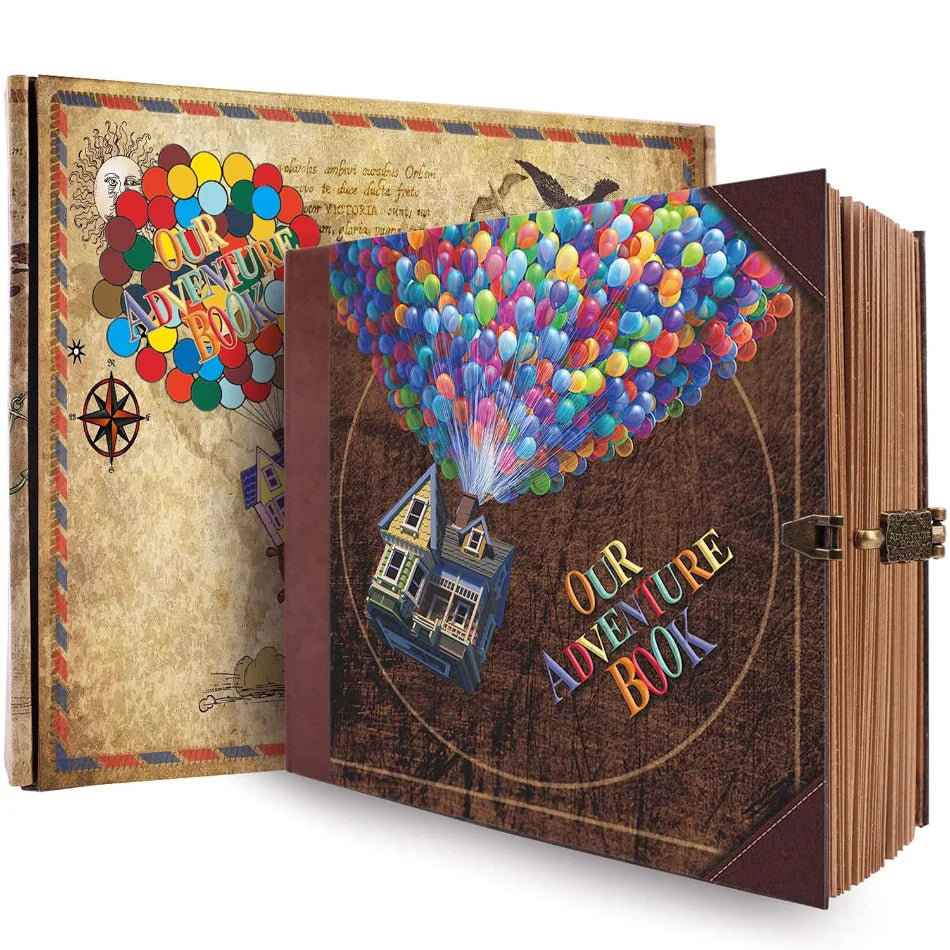 Handgemaltes Scrapbook-Fotoalbum mit dunklem braunem Einband und farbenfrohen Papierblumen sowie Text.