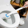 Une main utilise une brosse de toilette jetable blanche pour nettoyer l'intérieur d'une cuvette de toilette blanche.