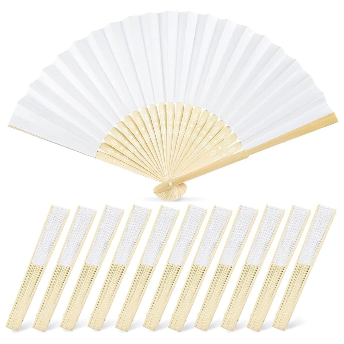 Un fan de papier blanc et de lattes de bambou montrés en déplié et en rangée.