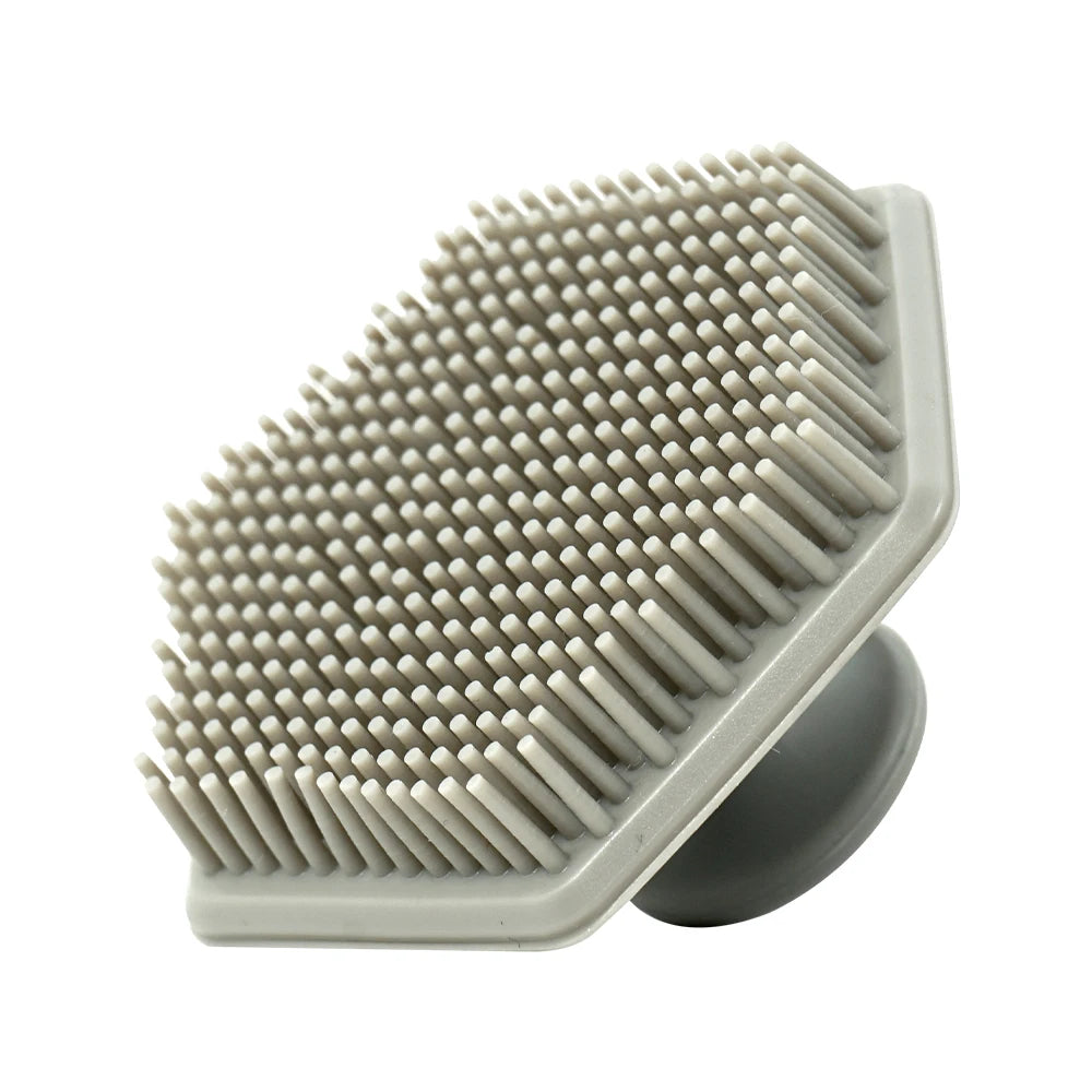 Cepillo exfoliante de silicona gris con cerdas densas y puntiagudas para la exfoliación de la piel.