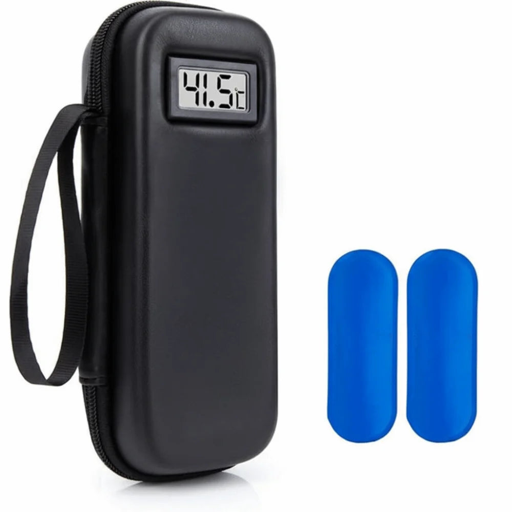 Schwarzer Insulin-Kühltransportkoffer mit digitaler Temperaturanzeige 41,5°C und zwei blauen Insulinpen.