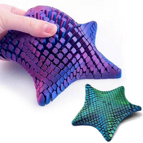 Lila 3D gedrucktes artikuliertes Seestern-Fidget-Spielzeug mit strukturierter Oberfläche und einem grünen daneben.