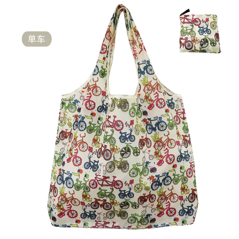 Wiederverwendbare Tasche mit Fahrradmustern in bunten Designs.