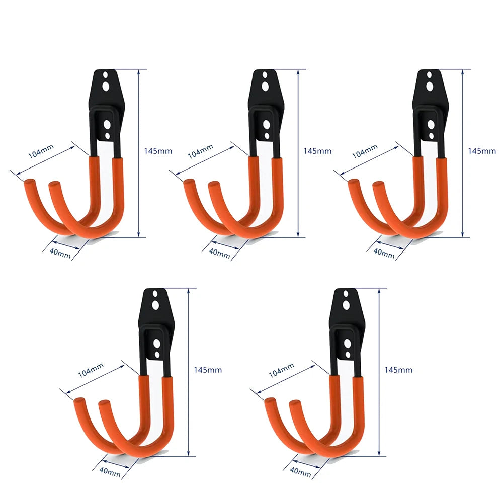 Un juego de ganchos metálicos para pared resistentes en naranja y negro, mostrados desde varios ángulos.
