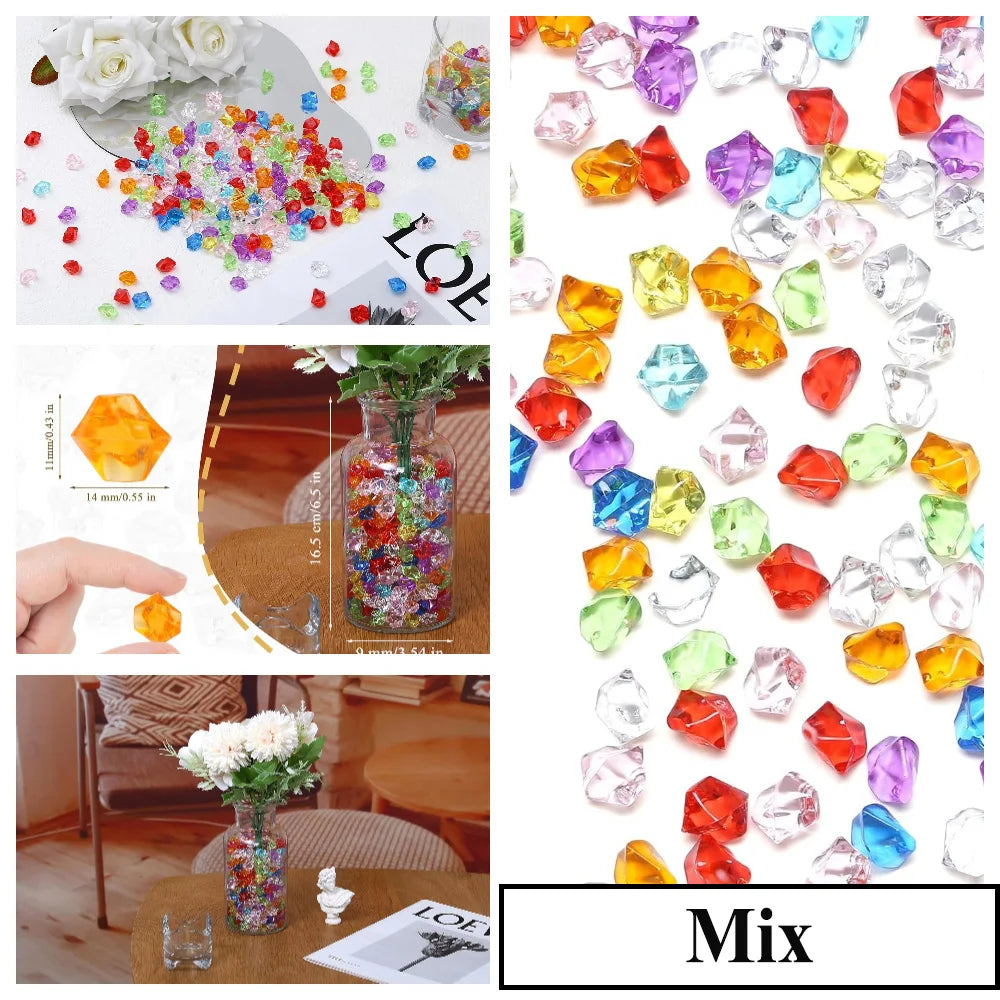 Una mezcla de piedras de hielo triturado acrílico colorido usadas para decoración y relleno, exhibidas junto a arreglos flora