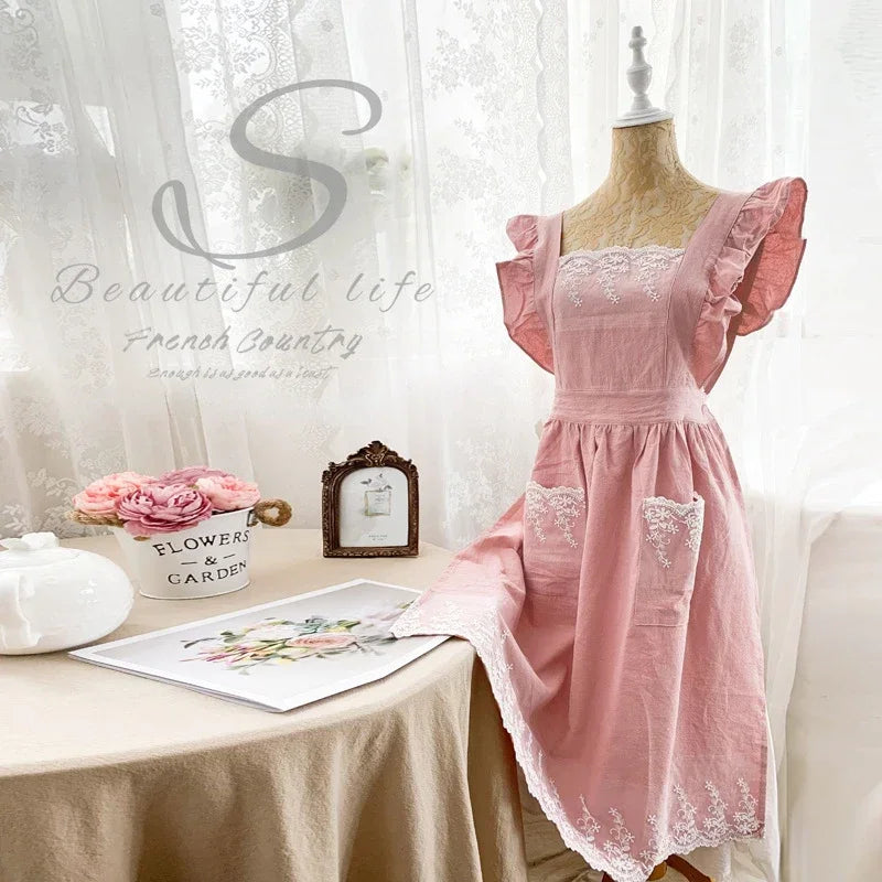 Rosa Leinen-Baumwoll-Schürzenkleid mit Rüschen und Spitzenborte auf einem Mannequin