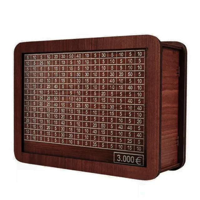Hucha de madera para ahorros con ranuras numeradas para monedas.
