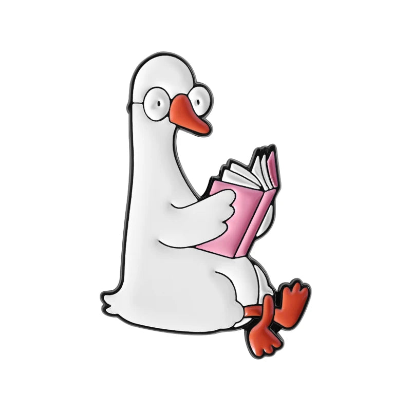 Insignia de esmalte de un pato blanco con gafas sentado leyendo un libro rosa.