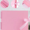 Álbum de scrapbooking rosa personalizable con detalles de cinta decorativa y un cuaderno rosa.