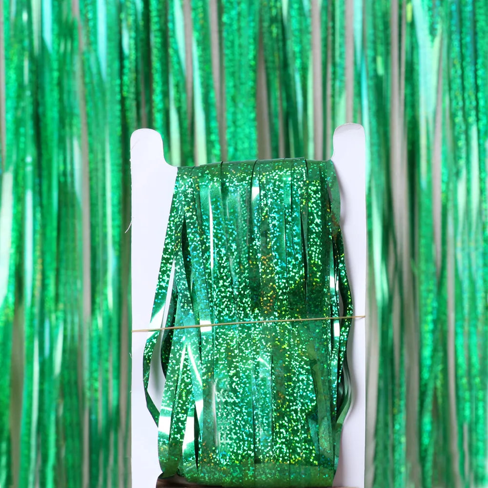 Grüne metallische Tinsel-Folienschleier-Hintergrundvorhänge, aufgehängt an einem weißen Displayständer