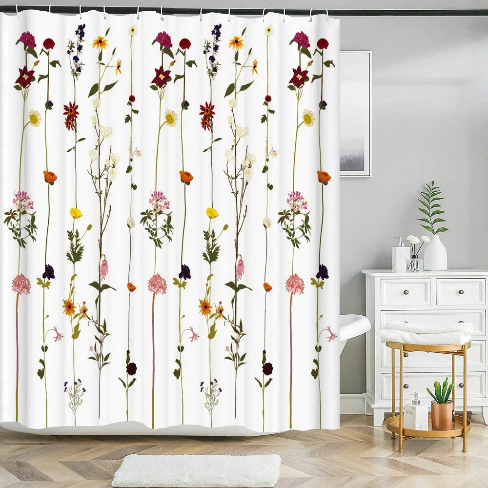 Rideau de douche floral élégant avec diverses fleurs sauvages colorées sur fond blanc