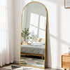 Ein vollflächiger Spiegel mit goldfarbenem Aluminiumrahmen, der ein Schlafzimmer und ein Fenster reflektiert.