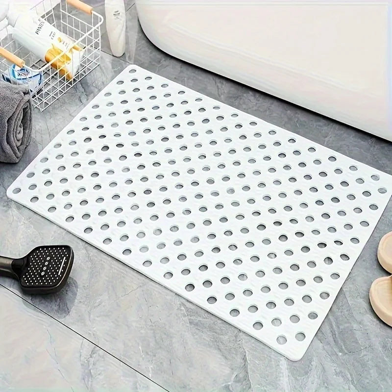 Una estera de ducha de PVC blanca antideslizante con numerosos orificios de drenaje, mostrada sobre una superficie de azulejo