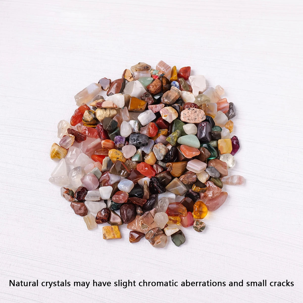 Un tas de gravier de cristal naturel avec diverses couleurs, incluant rose, rouge, vert et brun.