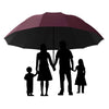 Ein schwarzer Regenschirm, der geöffnet ist, mit einer vierköpfigen Familie darunter stehend.