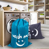 Une collection de sacs à linge bleus et noirs, certains avec un visage souriant, sont exposés sur des étagères en bois et à c