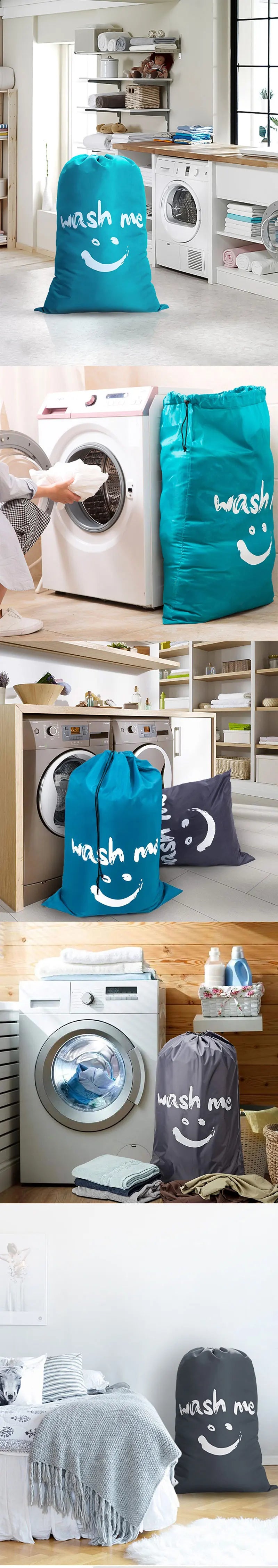 Une collection de sacs à linge bleus et noirs, certains avec un visage souriant, sont exposés sur des étagères en bois et à c